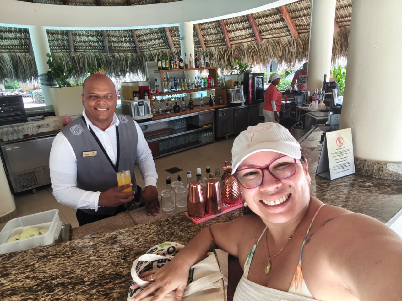 Viajera en el bar de un resort todo incluido