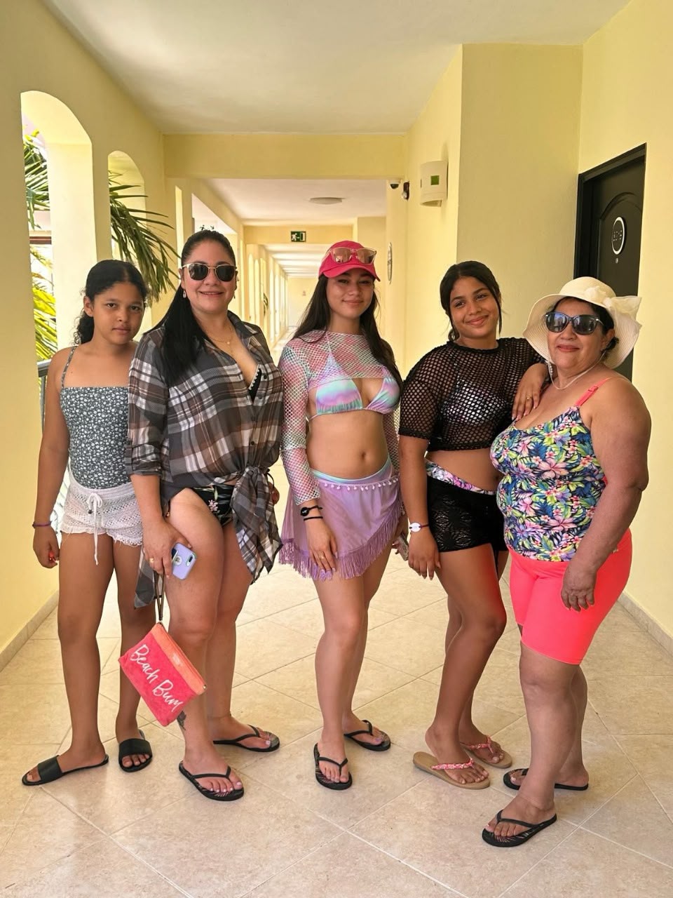 Grupo de amigas disfrutando su estancia en un resort