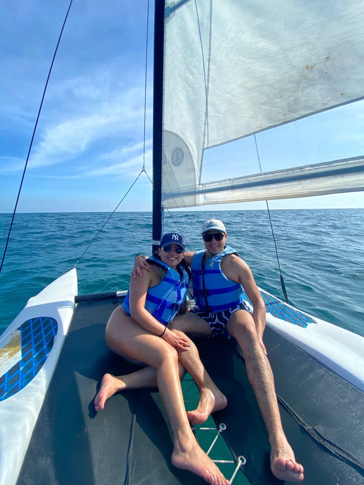 Pareja navegando en velero en el Caribe mexicano