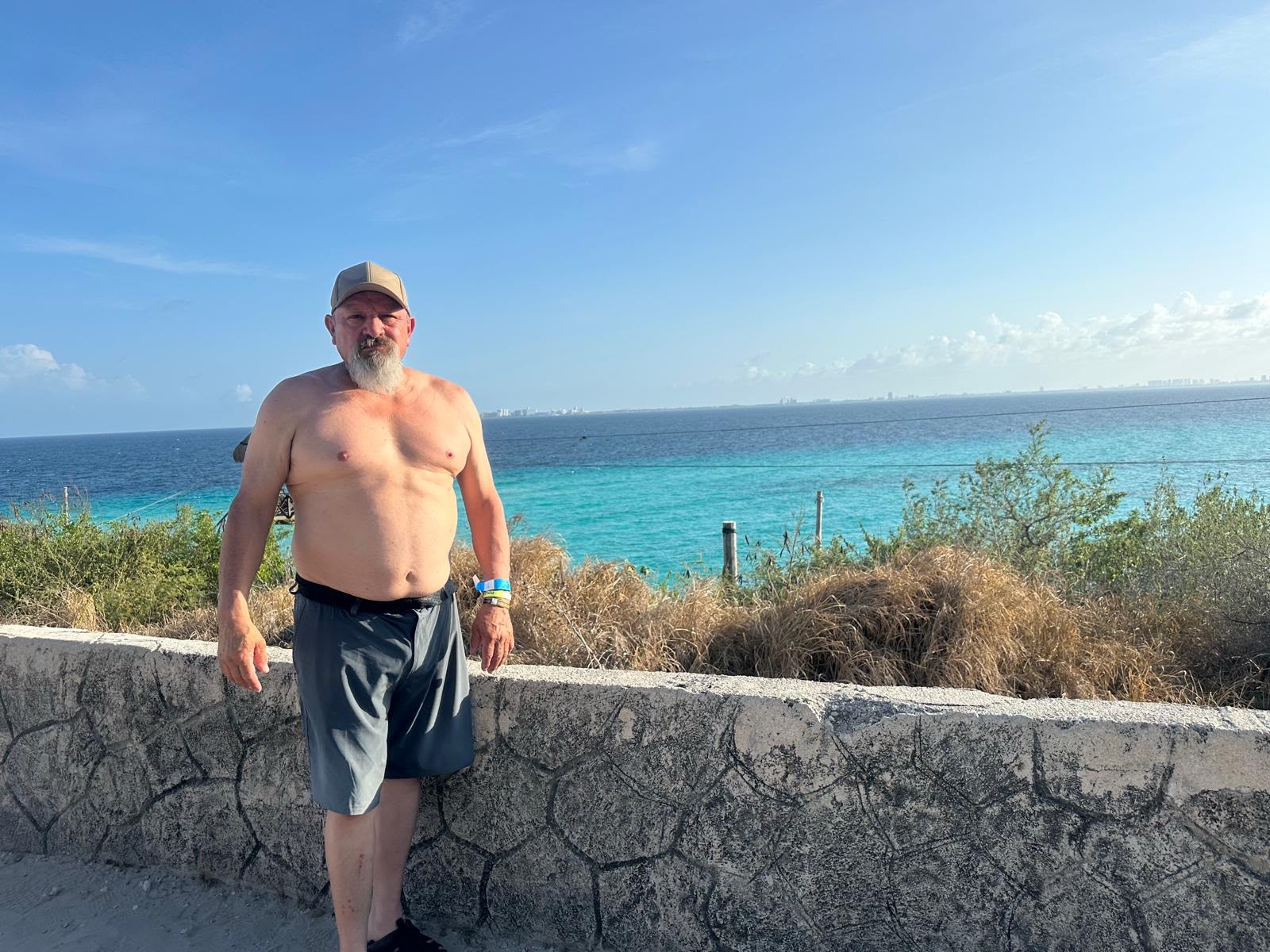 Viajero frente al mar Caribe en Cancún